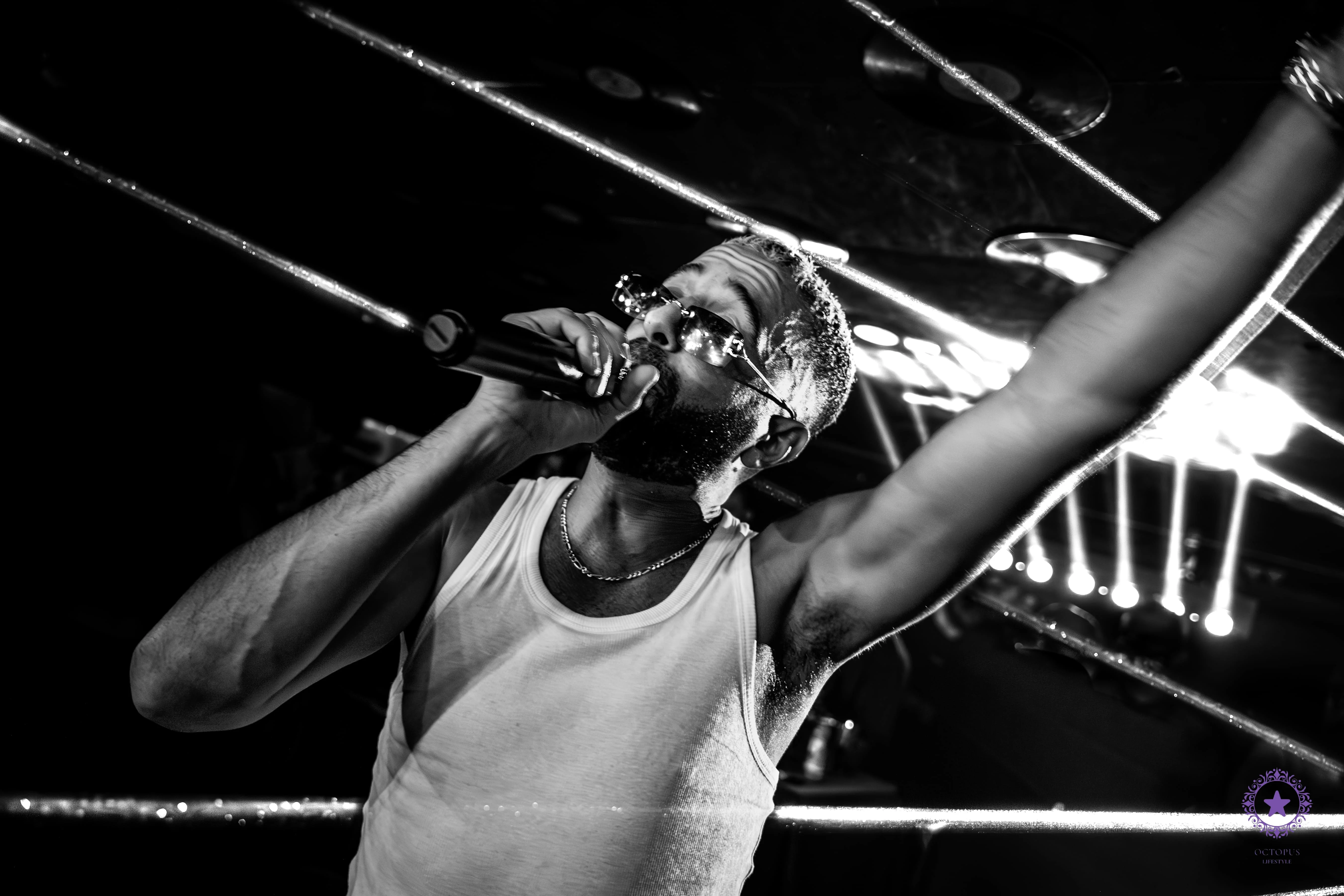 Concert NAPS - Performance live avec jeux de lumières rouges